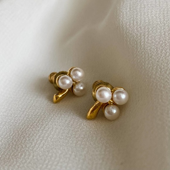 Vintage Jewelry - VTG Gold Three Pearl Clover Earrings